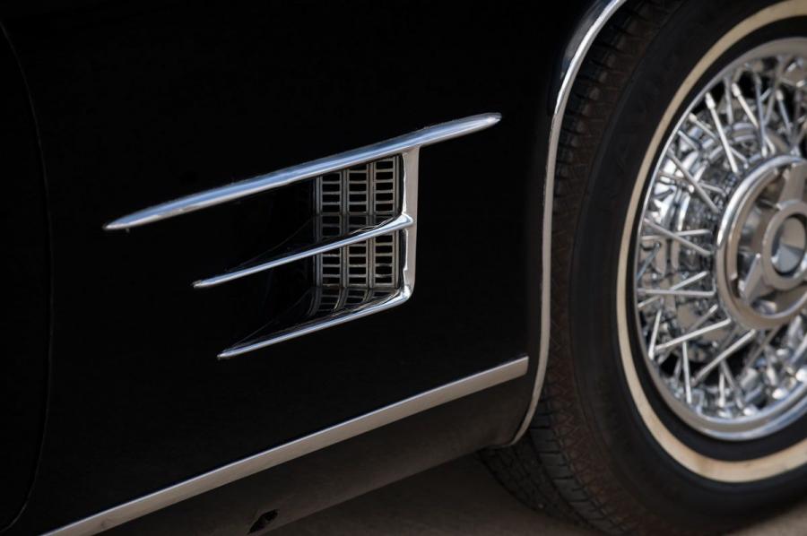 Детали экстерьера Dual-Ghia L6.4 Coupe 1962 года  (фото 12 из 63)